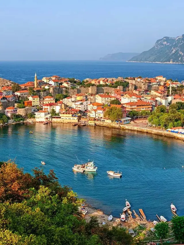 Amasra'nın koyu ve kıyıdaki evleri
