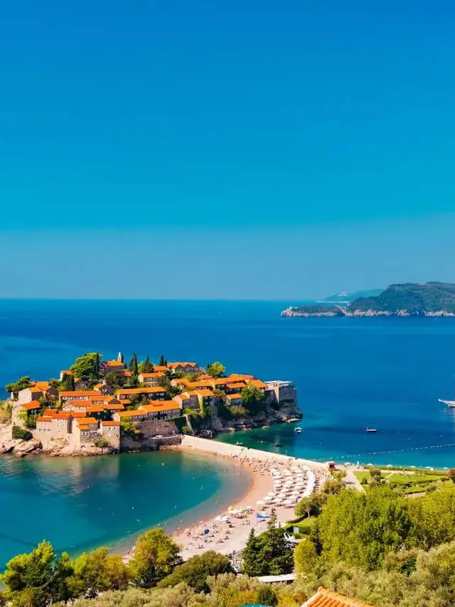 Karadağ kıyısında Sveti Stefan adacığı