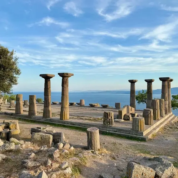 Assos'ta Ege'ye bakan Athena Tapınağı sütunları