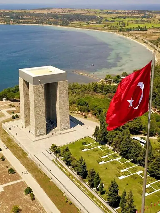 Çanakkale Şehitler Abidesi ve Türk bayrağı