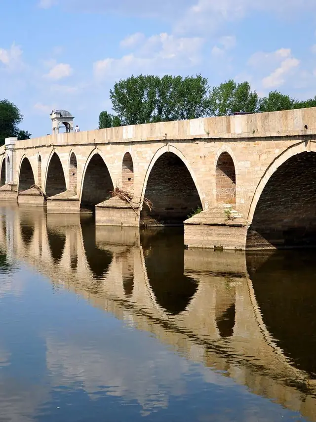 Edirne'de Meriç Nehri üzerindeki tarihi taş köprü