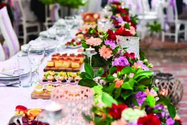 Çiçeklerle süslenmiş catering ve ikram masası