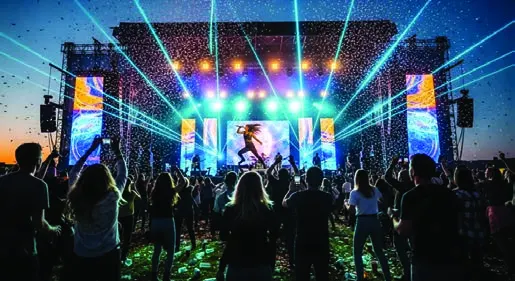Işık ve ses sistemleri kurulmuş açık hava konser sahnesi