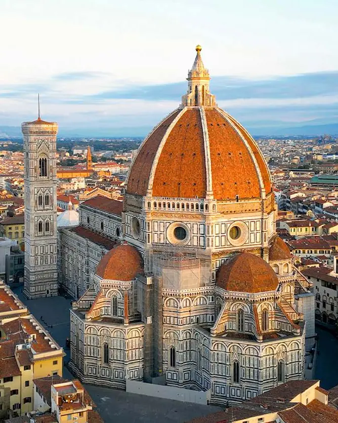 Floransa'da Santa Maria del Fiore Katedrali'nin kubbesi ve şehir manzarası