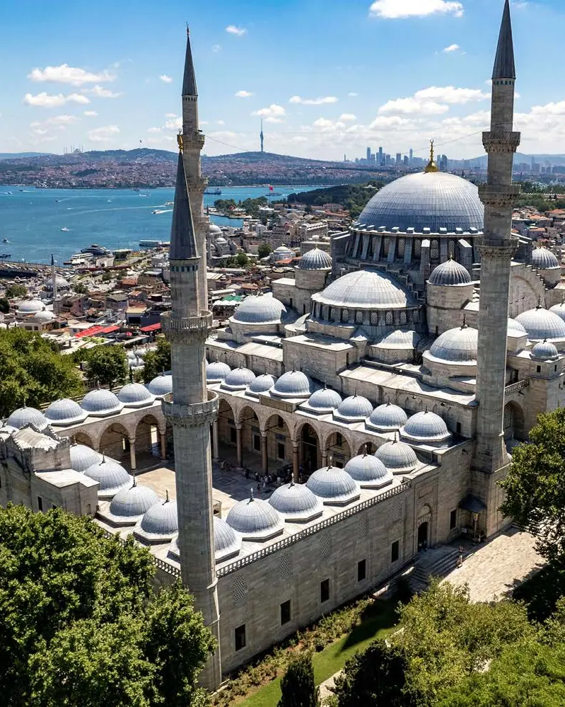 İstanbul'da Süleymaniye Camii ve tarihi yarımadanın havadan görünümü