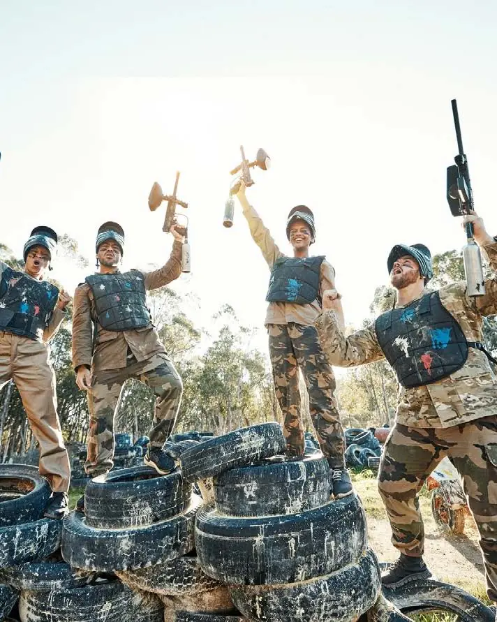 Ormanlık alanda paintball etkinliğine katılan bir grup