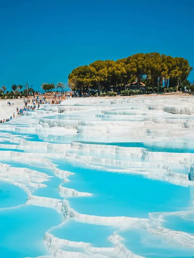 Pamukkale'nin beyaz travertenleri ve turkuaz havuzları