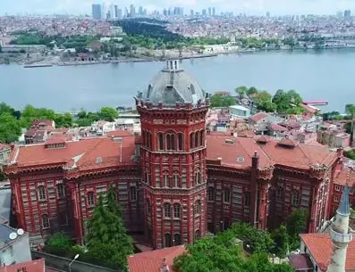 Fener'de Haliç kıyısındaki tarihi kırmızı tuğla bina