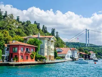 İstanbul Boğazı'nda yalılar ve köprü