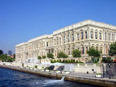 Boğaz kıyısındaki tarihi saray