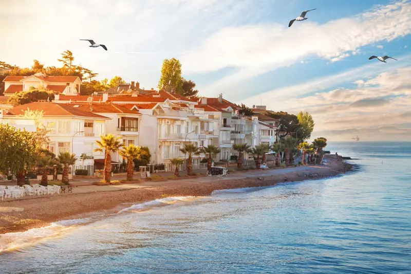 Heybeliada'da deniz kıyısındaki evler