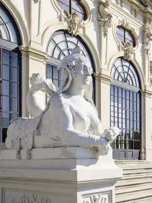 Viyana'da Belvedere Sarayı bahçesindeki sfenks heykeli