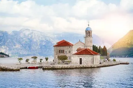 Kotor Körfezi'nde adacık üzerindeki kilise