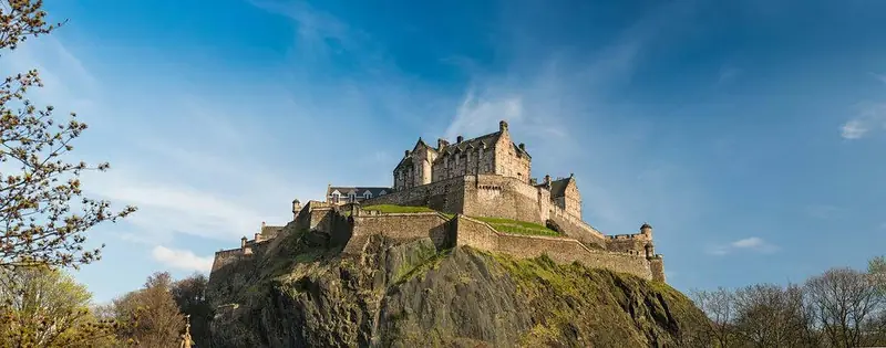 Kayalık tepe üzerinde Edinburgh Kalesi