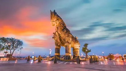 Çanakkale sahilindeki Truva atı heykeli
