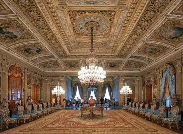 Dolmabahçe Sarayı'nda kristal avizeli salon