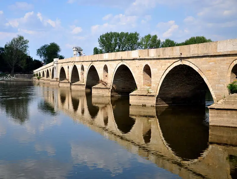 Edirne'de Meriç Köprüsü ve nehirdeki yansıması