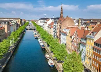 Kopenhag'da kanal ve renkli binalar