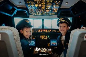 KidZania'da uçak kokpitinde pilot rolündeki çocuklar