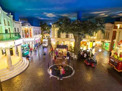 KidZania'nın çocuk boyutundaki şehir meydanı