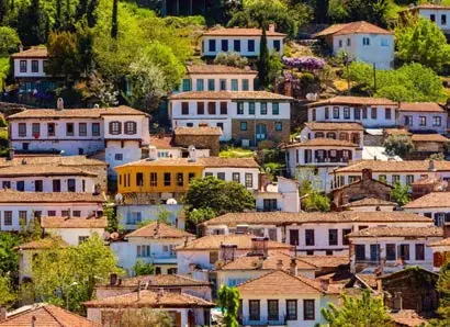Şirince'de yamaca kurulmuş taş evler