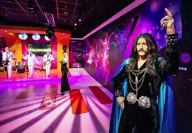 Madame Tussauds İstanbul'da renkli ışıklı sahne alanı