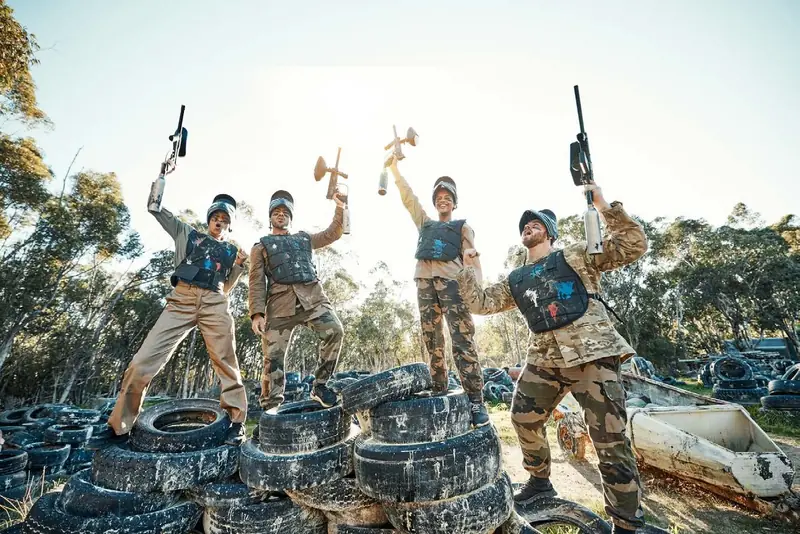 Paintball sahasında ekipmanlı bir takım