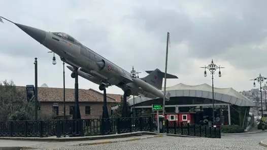 Rahmi Koç Müzesi'nin açık alanındaki jet uçağı