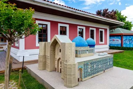 Türk Dünyası Kültür Evleri'nde bir yapı ve maket