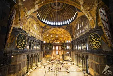 Ayasofya'nın kubbesi ve iç mekânı